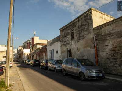 Una strada segnata per� anche da un notevole degrado fatto di edifici decadenti...